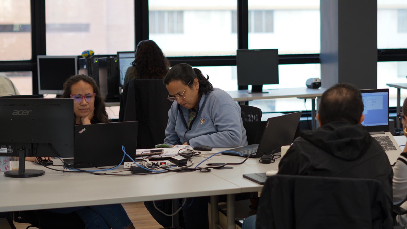 Equipo de SINCA trabajando en la oficina